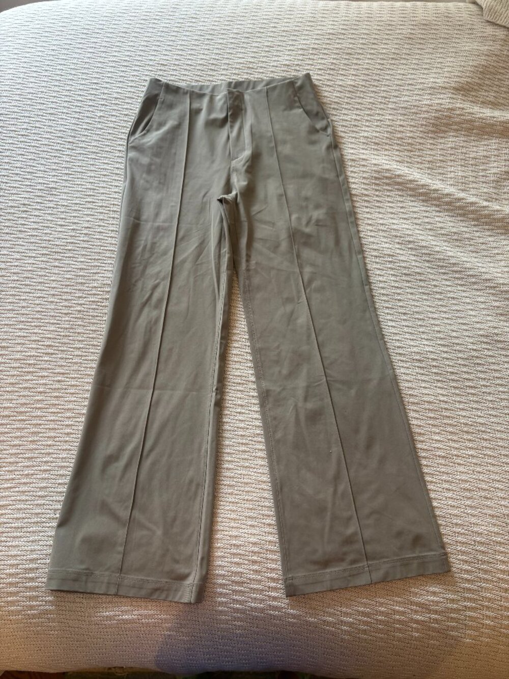 Vuori casual pants in size M